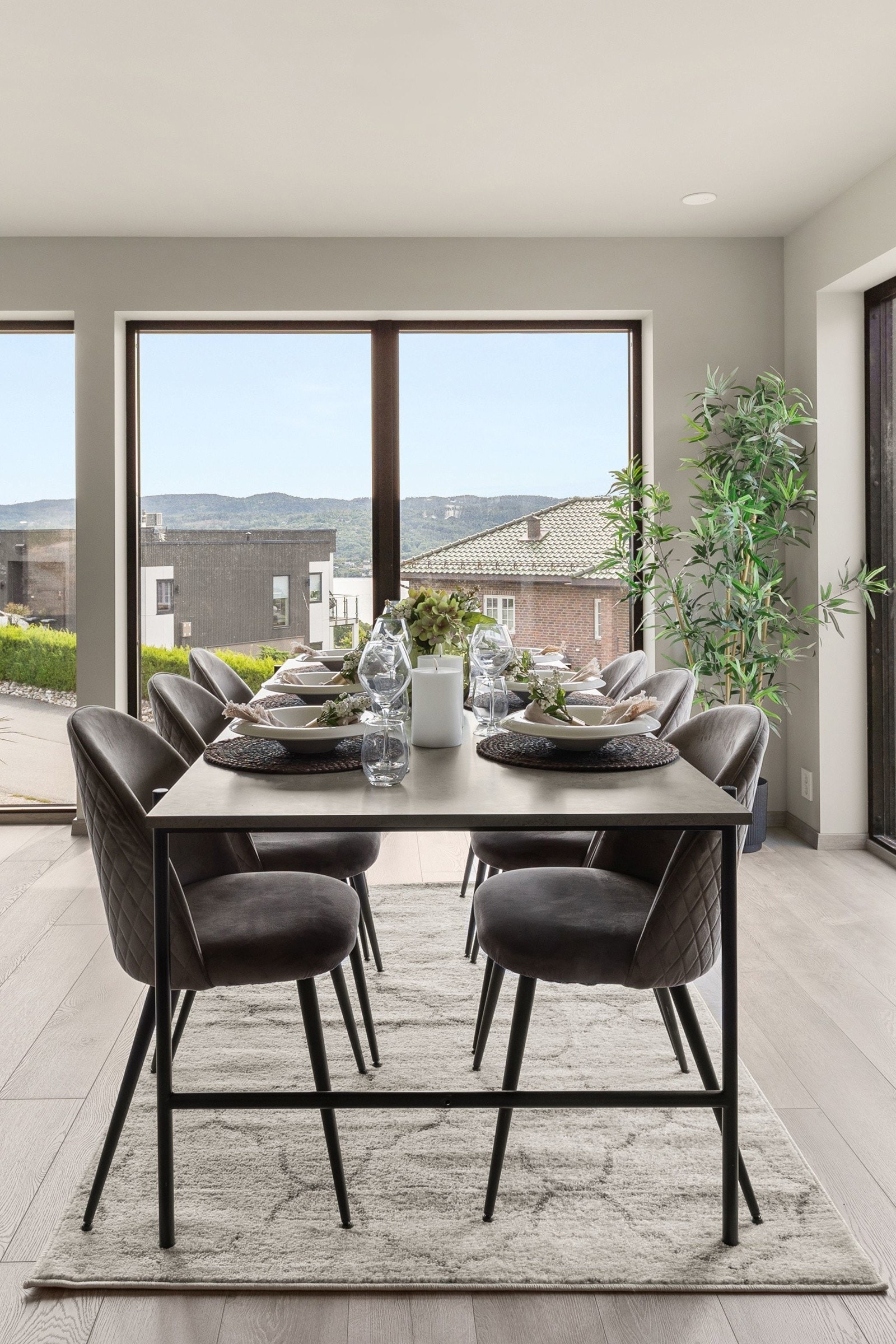 Spisestue til hverdag og fest - Her kan du dekke langbord på de store anledningene Galleribilde