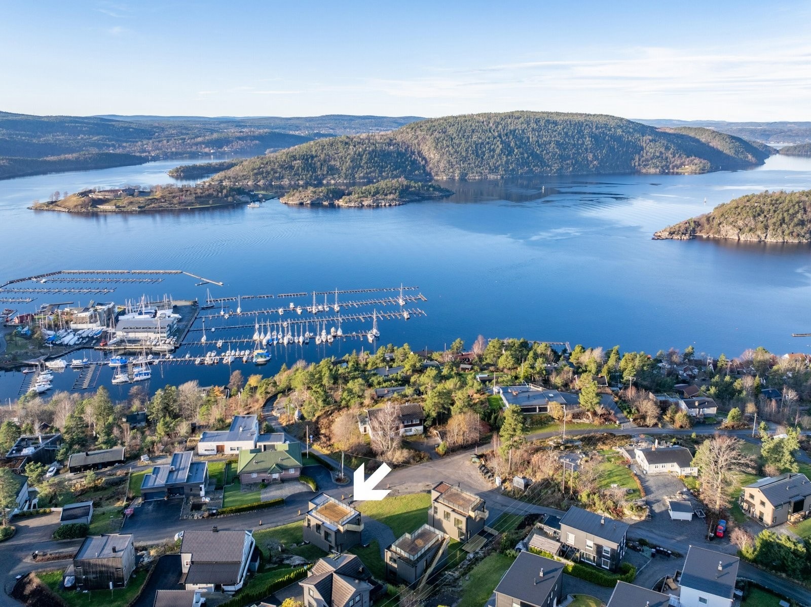 Velkommen til Vannverksveien 49a - en helt ny og stilren enebolig fra 2025, perfekt plassert i et veletablert og rolig boligområde i Gylte, Drøbak. Galleribilde