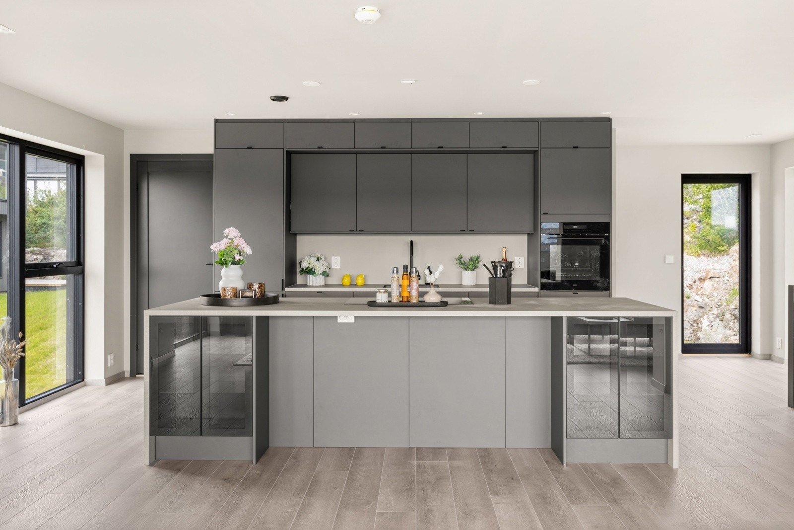 Et lekkert Epoq-kjøkken med integrerte hvitevarer fra Bosch gjør matlagingen til en glede. Alt er tilrettelagt for enkel bruk og rene linjer. Galleribilde