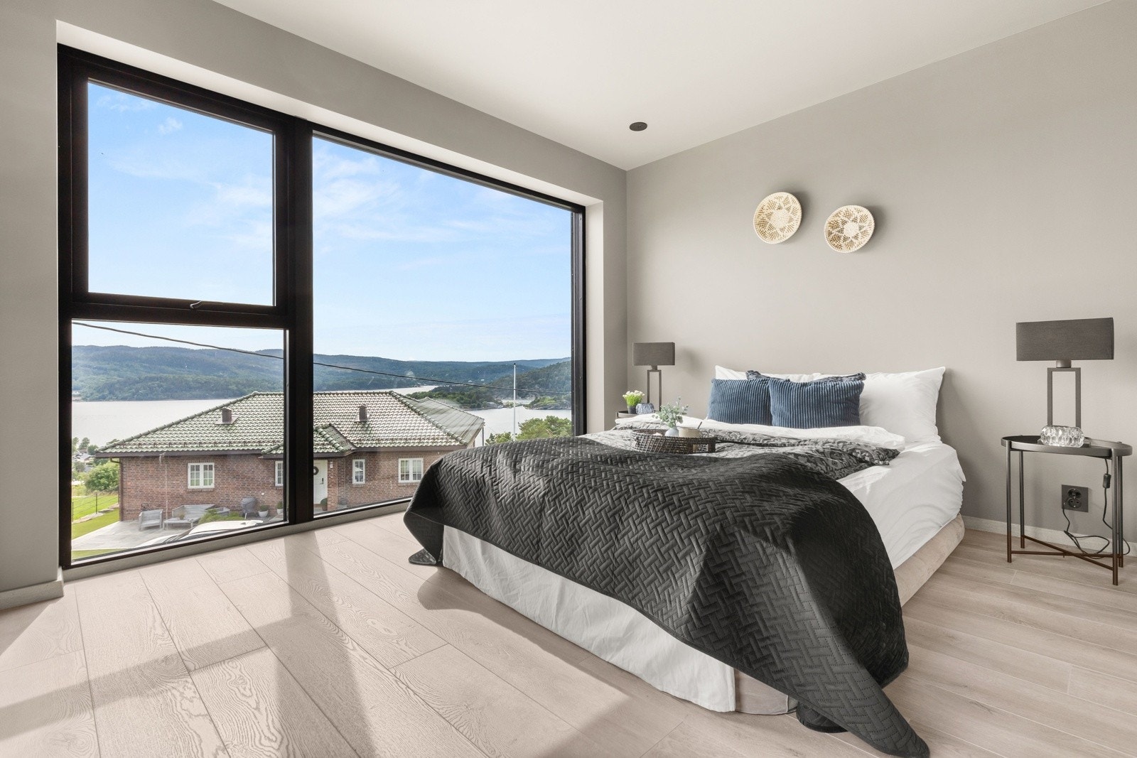 Master-suite med garderoberom og eget bad Galleribilde