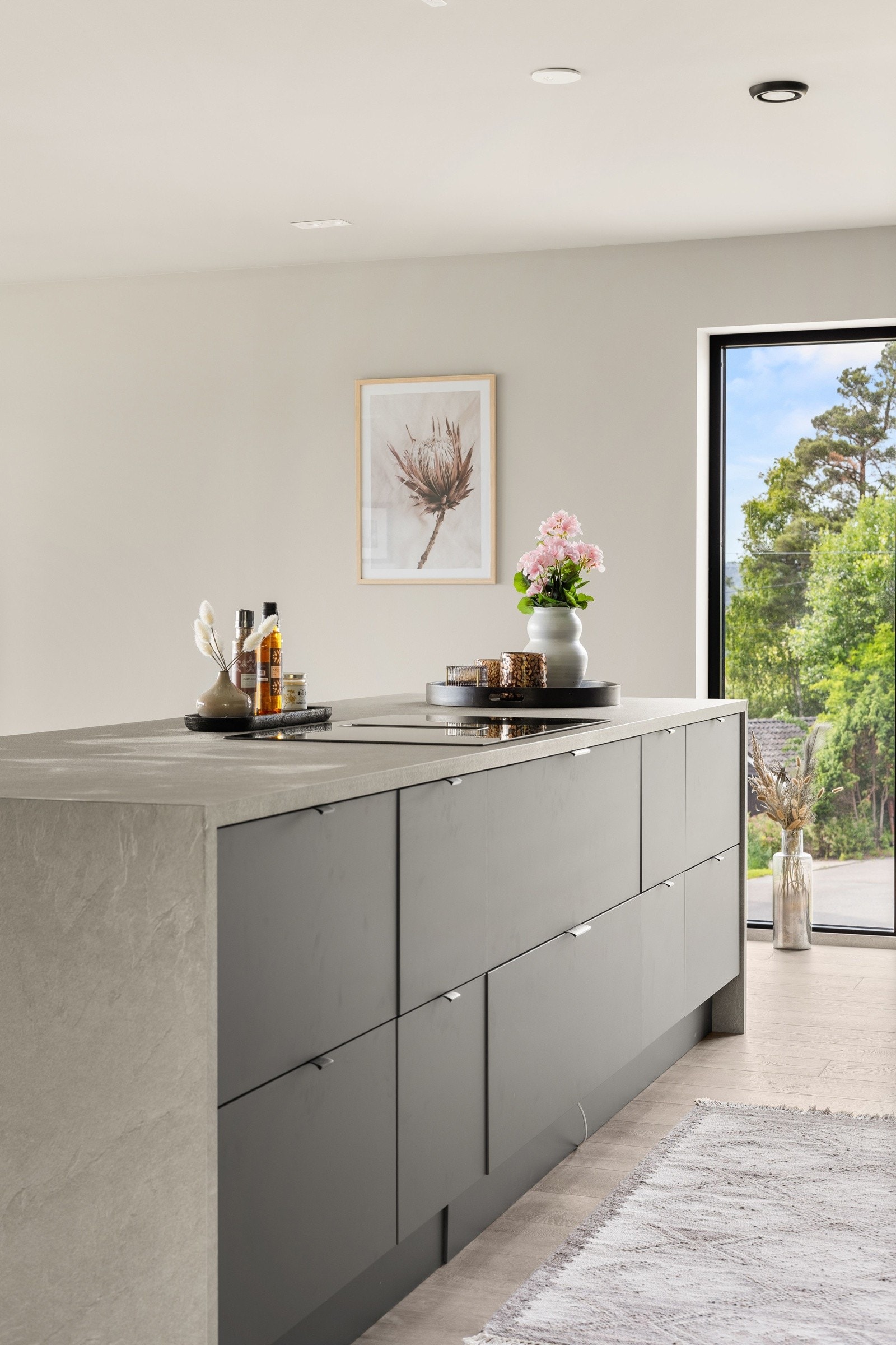 Et lekkert Epoq-kjøkken med integrerte hvitevarer fra Bosch gjør matlagingen til en glede. Alt er tilrettelagt for enkel bruk og rene linjer. Galleribilde