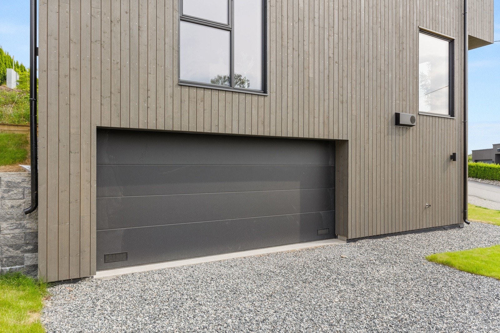 Dobbel garasje med direkte adkomst til boligen Galleribilde