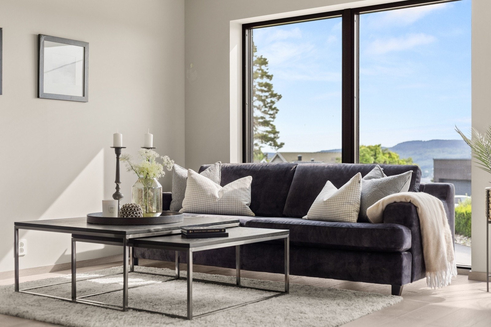 Moderne og splitter ny enebolig med store vindusflater og fritt utsyn Galleribilde