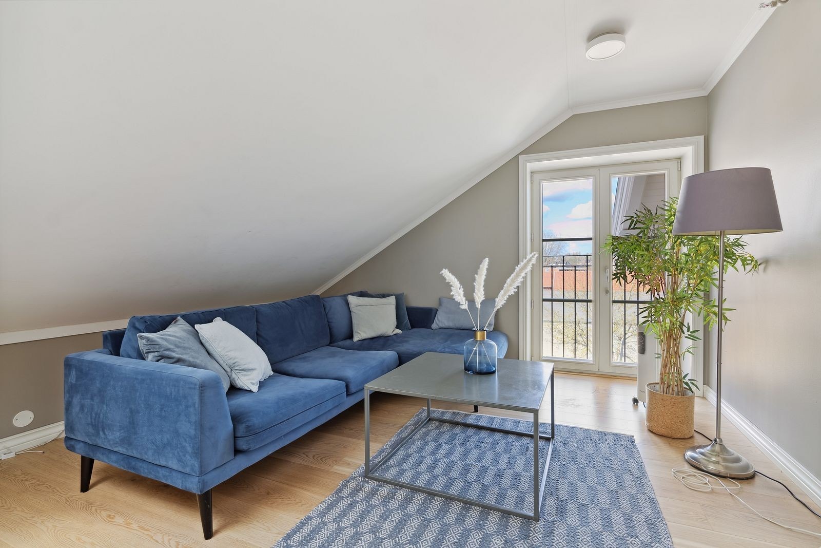 Fin stue med sofagruppe og fransk balkong. Galleribilde