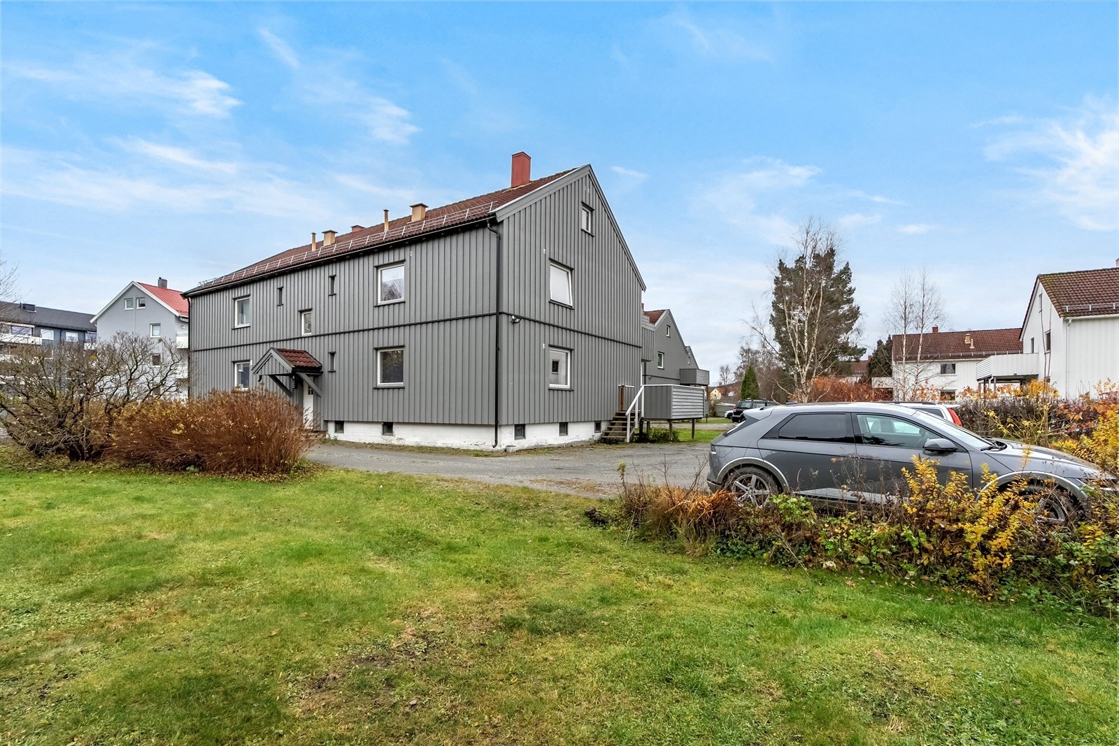 Borettslaget har parkeringsplasser som benyttes etter førstemann til mølla-prinsippet. Eier opplyser om at huset har 6 parkeringsplasser, og at det er 6 leiligheter i huset. Galleribilde