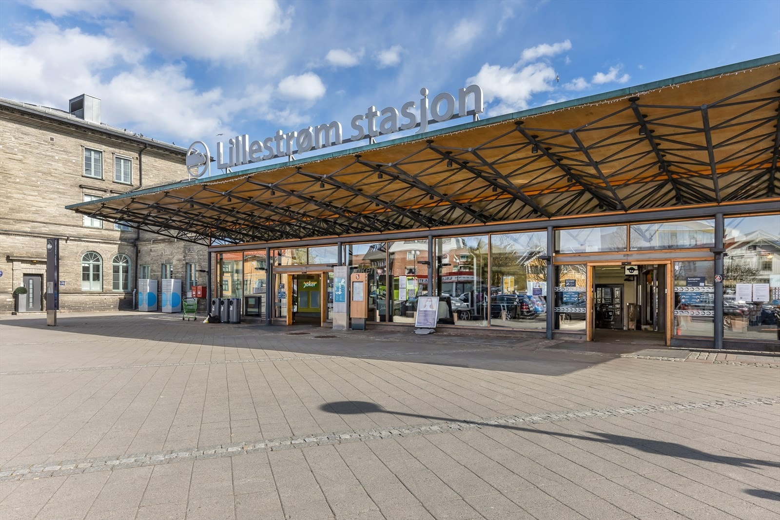 Togstasjonen er et knutepunkt for Nedre Romerike med hyppige avganger mot Oslo som tar mellom 10 min, avhengig av rute. Galleribilde