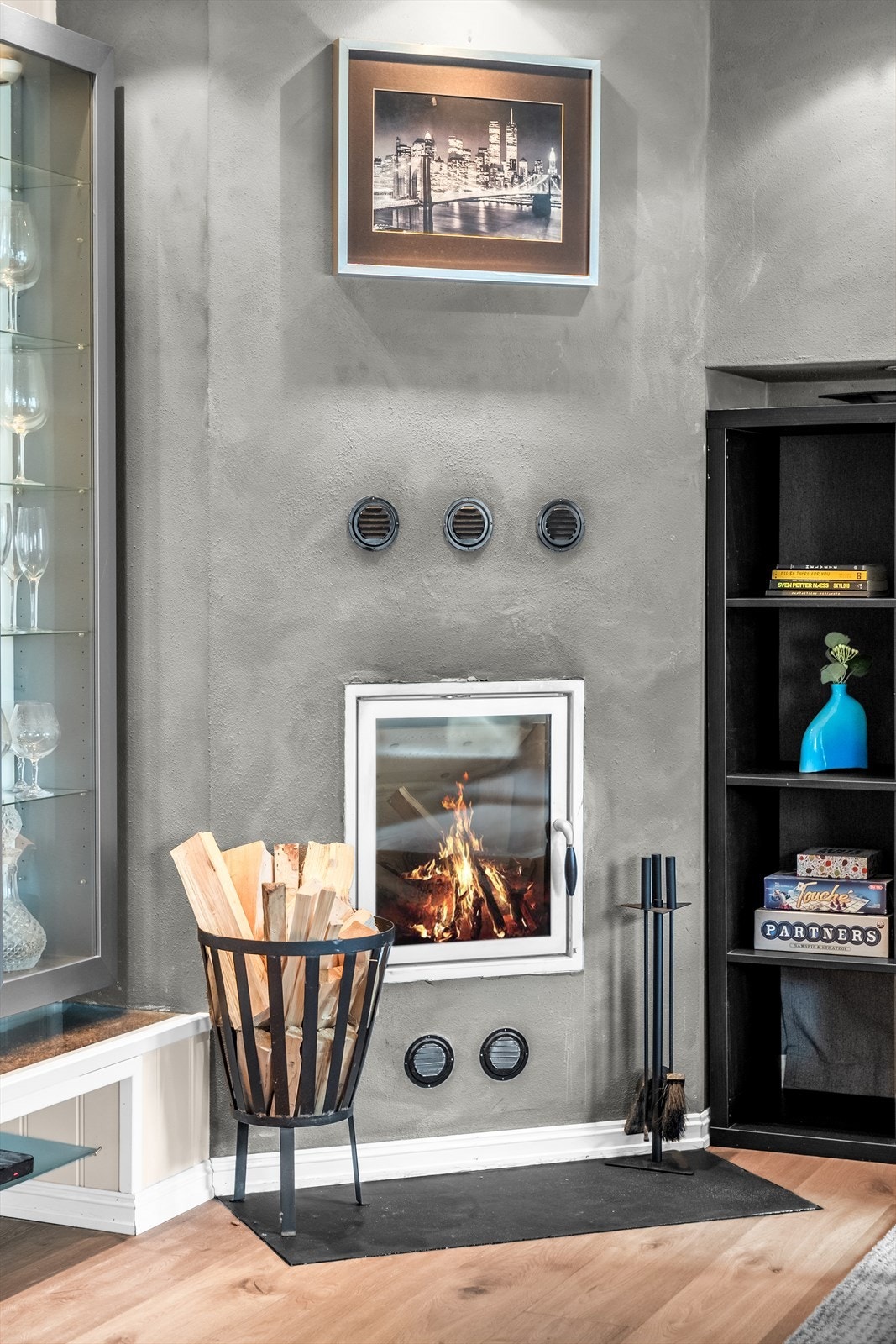 De store vindusflatene slipper inn rikelig med naturlig lys, og skaper en god atmosfære. I tillegg er det satt inn en vedovn i stuen, denne sikrer ekstra varme i vinterhalvåret. Galleribilde