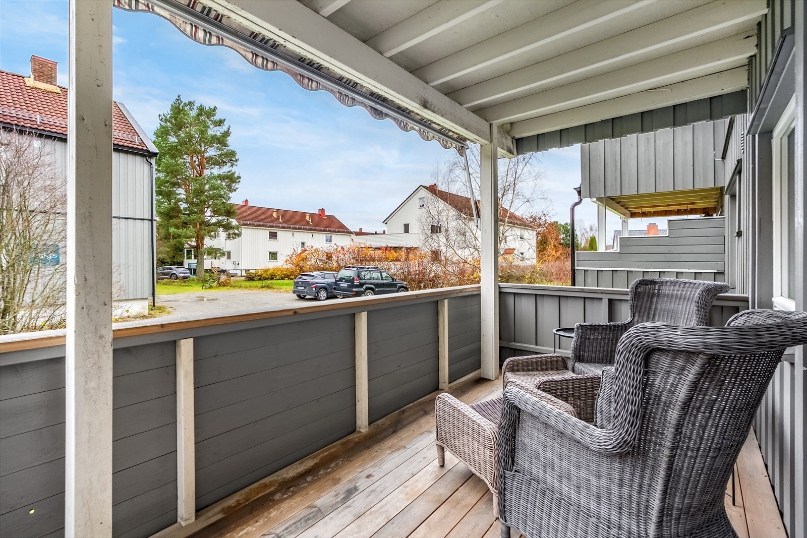 Fra stuen er det utgang til en herlig sørvendt terrasse på 8 m². Her ute er det god plass til sittegruppe, samt gass-/elektrisk grill. Galleribilde