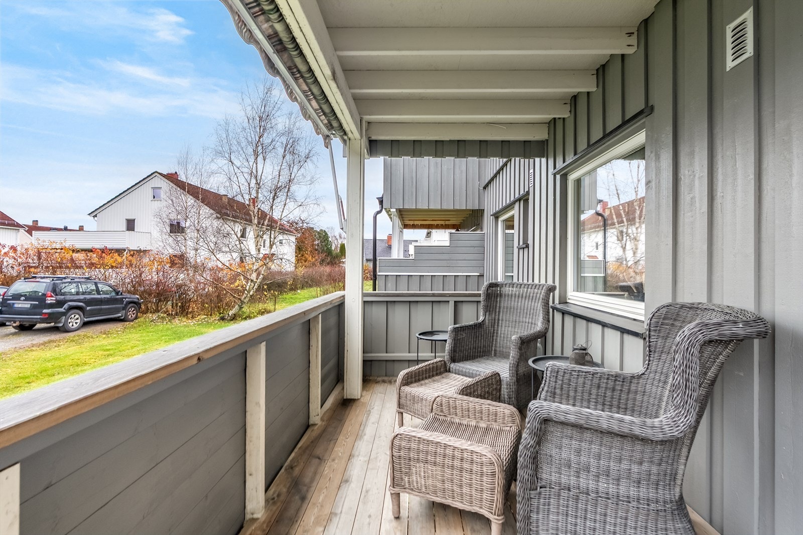 Fra stuen er det utgang til en herlig sørvendt terrasse på 8 m². Her ute er det god plass til sittegruppe, samt gass-/elektrisk grill. Galleribilde