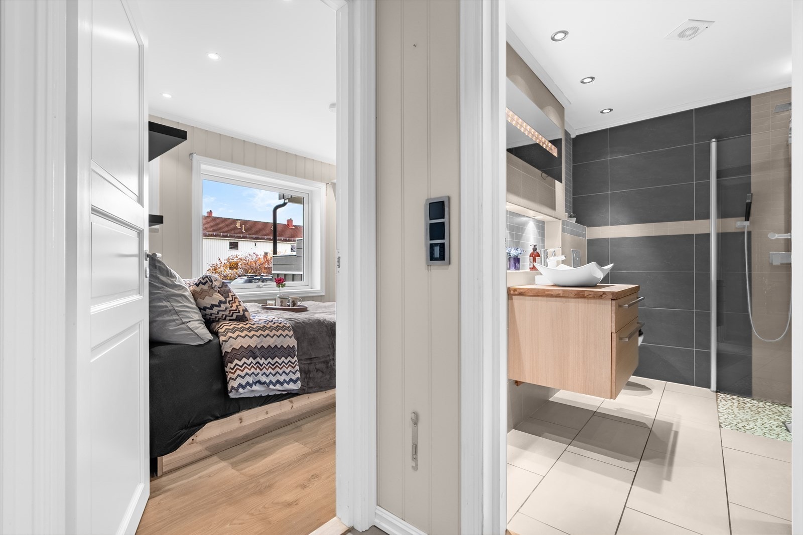 Fra gangen er det inngang til et godt soverom. Galleribilde