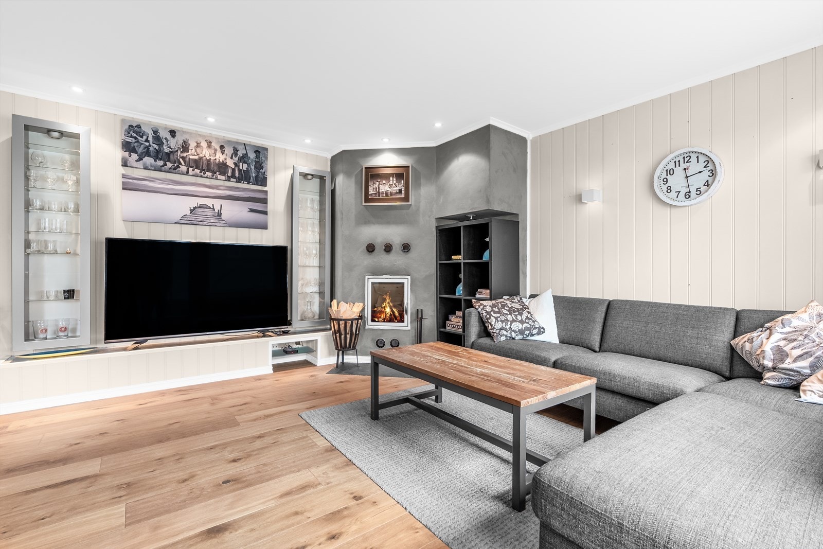 De store vindusflatene slipper inn rikelig med naturlig lys, og skaper en god atmosfære. I tillegg er det satt inn en vedovn i stuen, denne sikrer ekstra varme i vinterhalvåret. Galleribilde