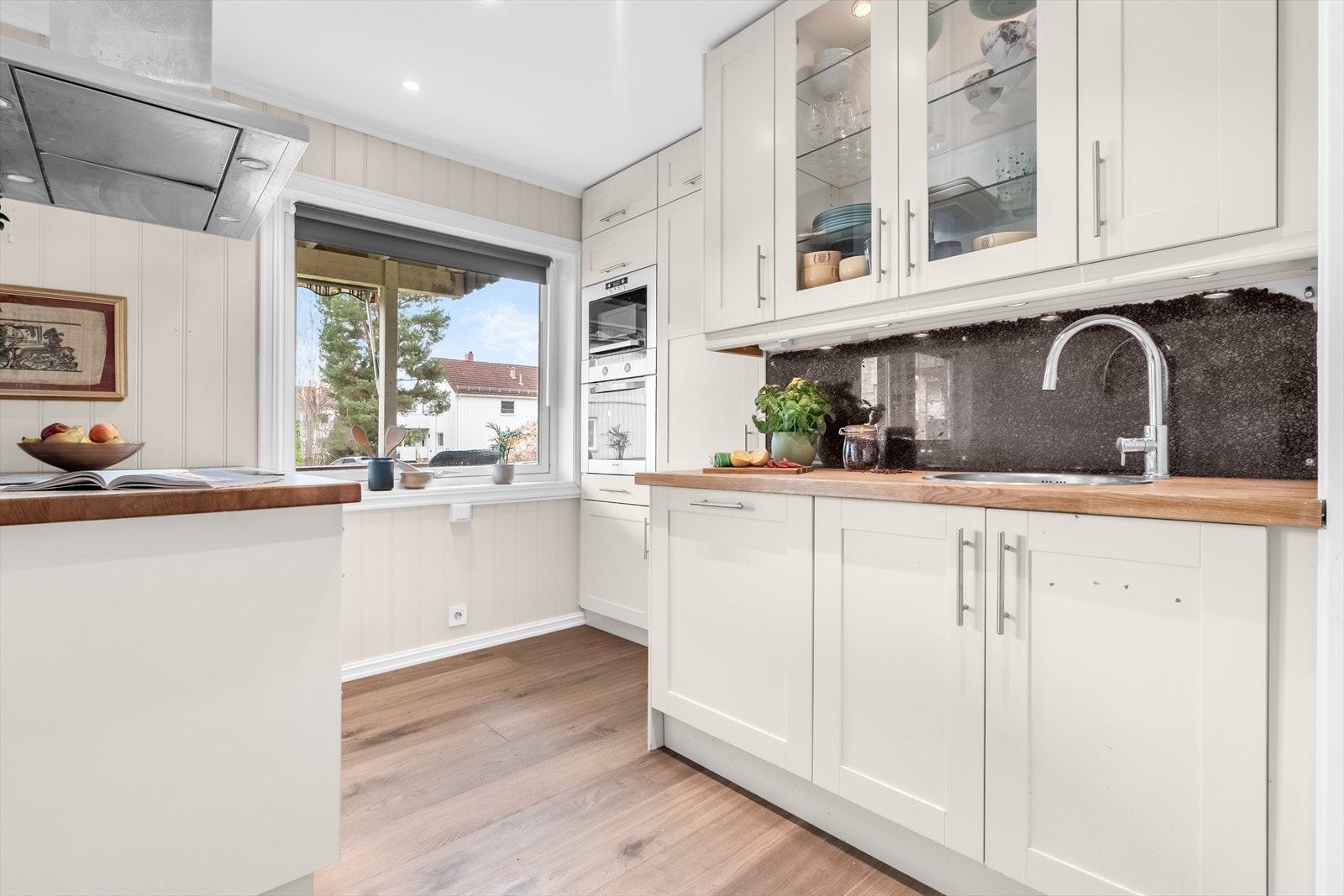 Videre er kjøkkenet utstyrt med integrerte hvitevarer som kjøle-/fryseskap, platetopp, mikro og stekeovn. Det er kjøkkenventilator med avtrekk ut. Galleribilde