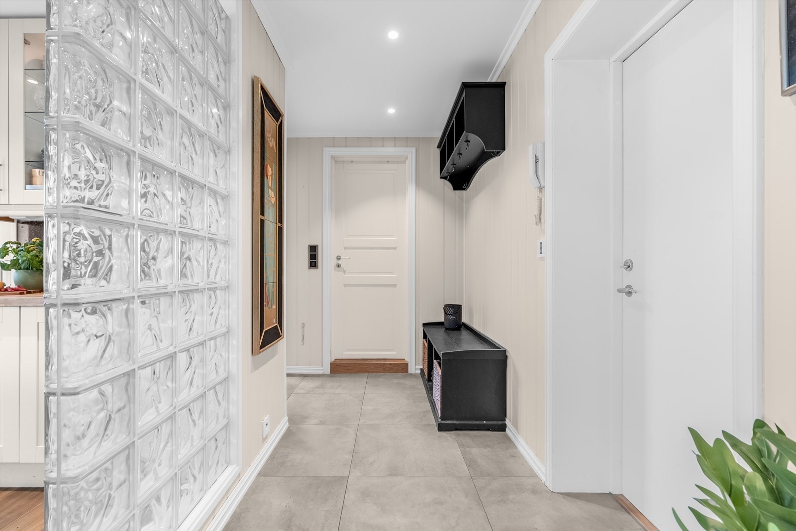 Velkommen inn! Boligen har en innbydende entré med plass til å henge fra seg yttertøy og sette fra seg sko. Det er fliser på gulvet. Galleribilde