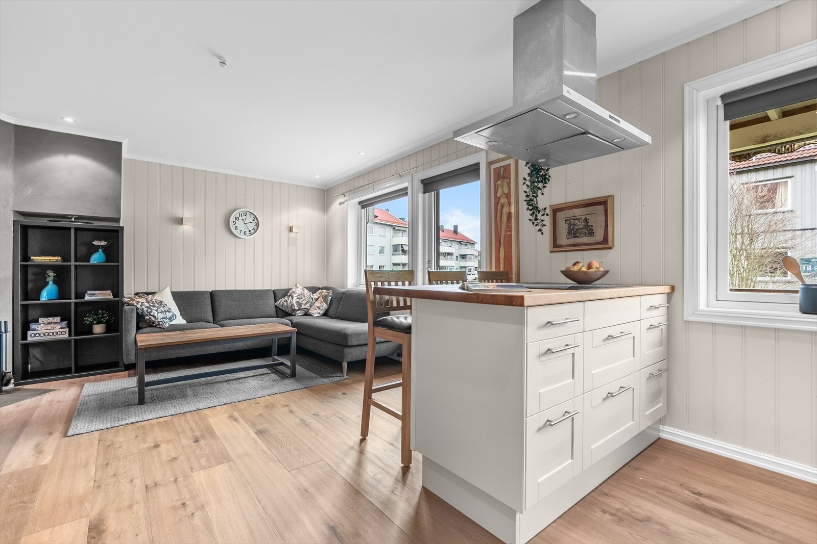 Kjøkkenet er i åpen løsning mot stuen, og byr på mye benk- og skapplass. Galleribilde