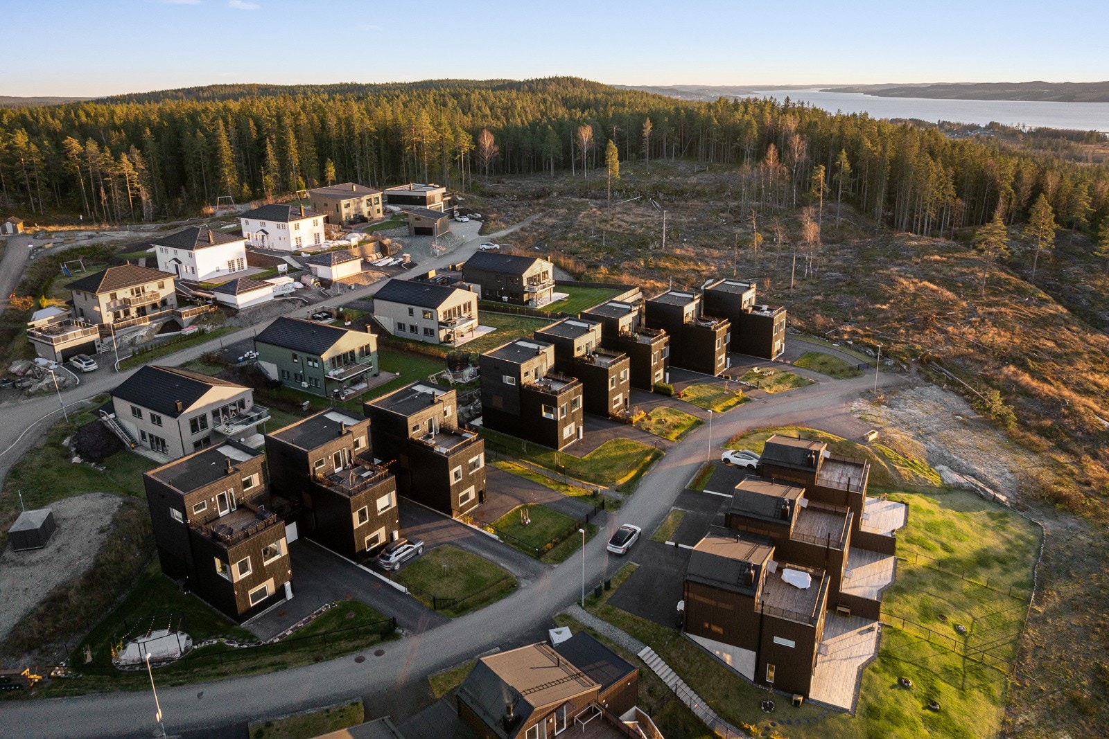 Nordgardslia 14 har en flott beliggenhet, innerst i blindvei og med fri utsyn i front. Galleribilde