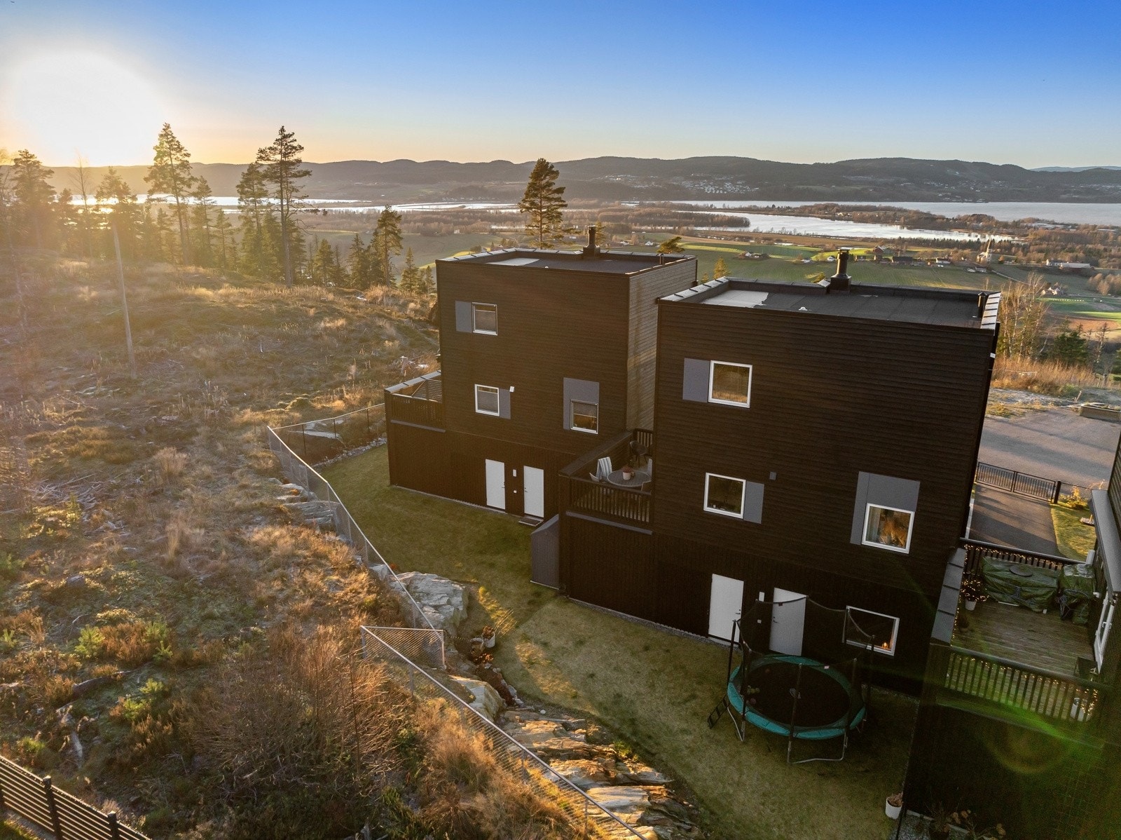 Eiendommen ligger øverst på Løkenåsen, helt på grensen mot marka. Galleribilde