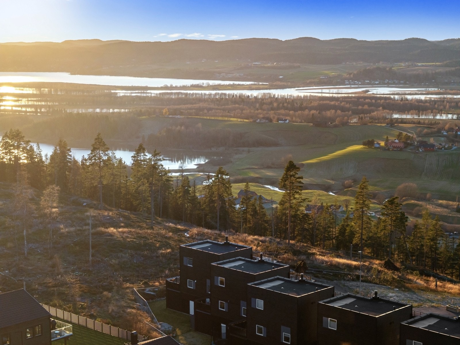 Marka ligger ved siden av eiendommen. Galleribilde