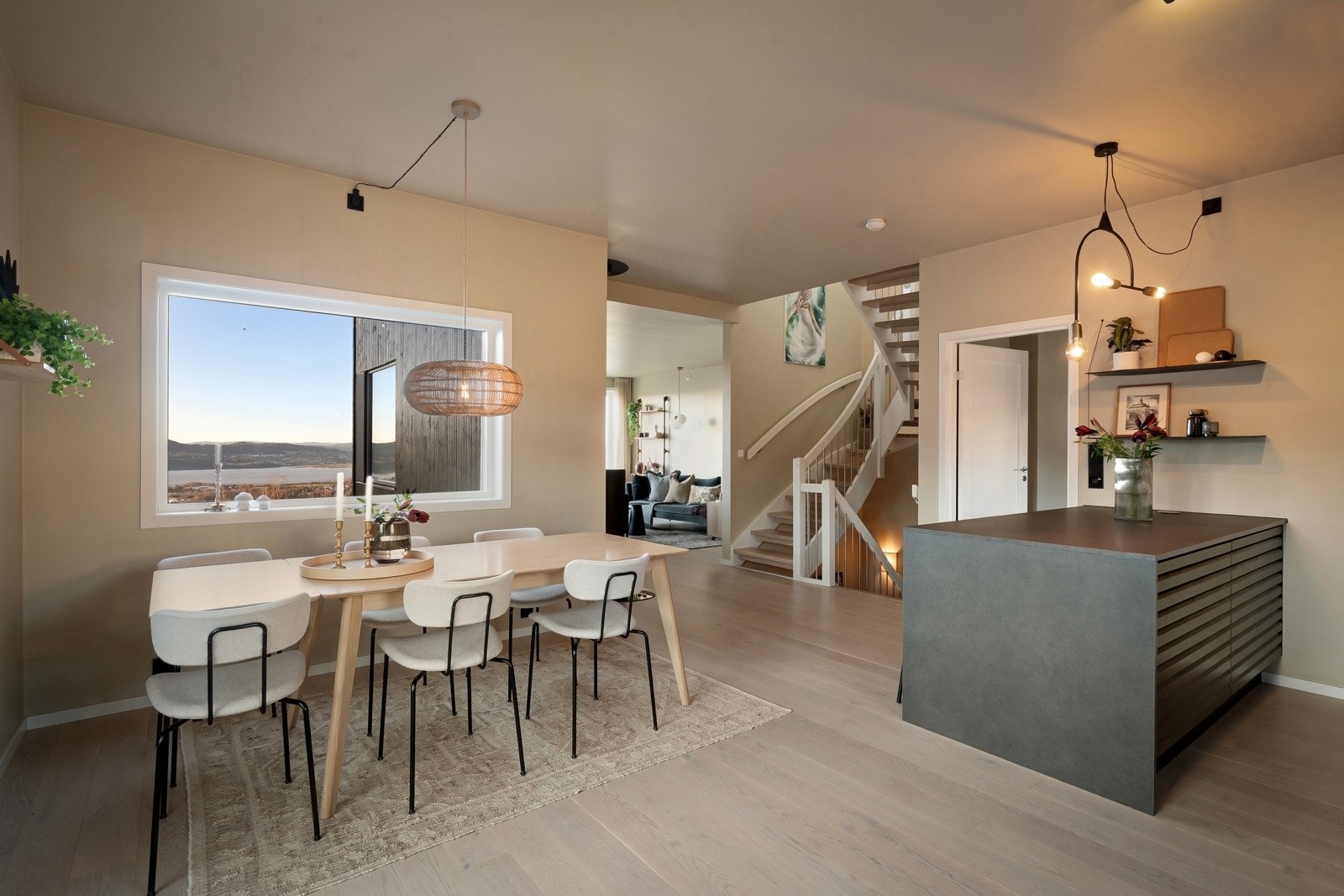 Stort spisekjøkken med vidstrakt utsikt. Galleribilde