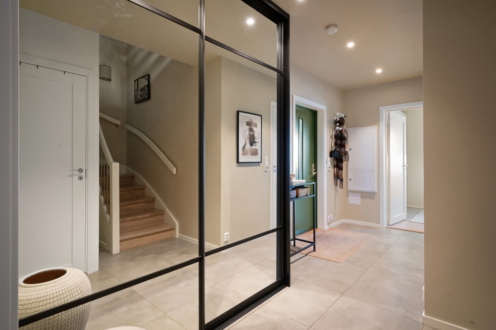 Romslig entré/gang med stor skyvedørsgarderobe. Galleribilde