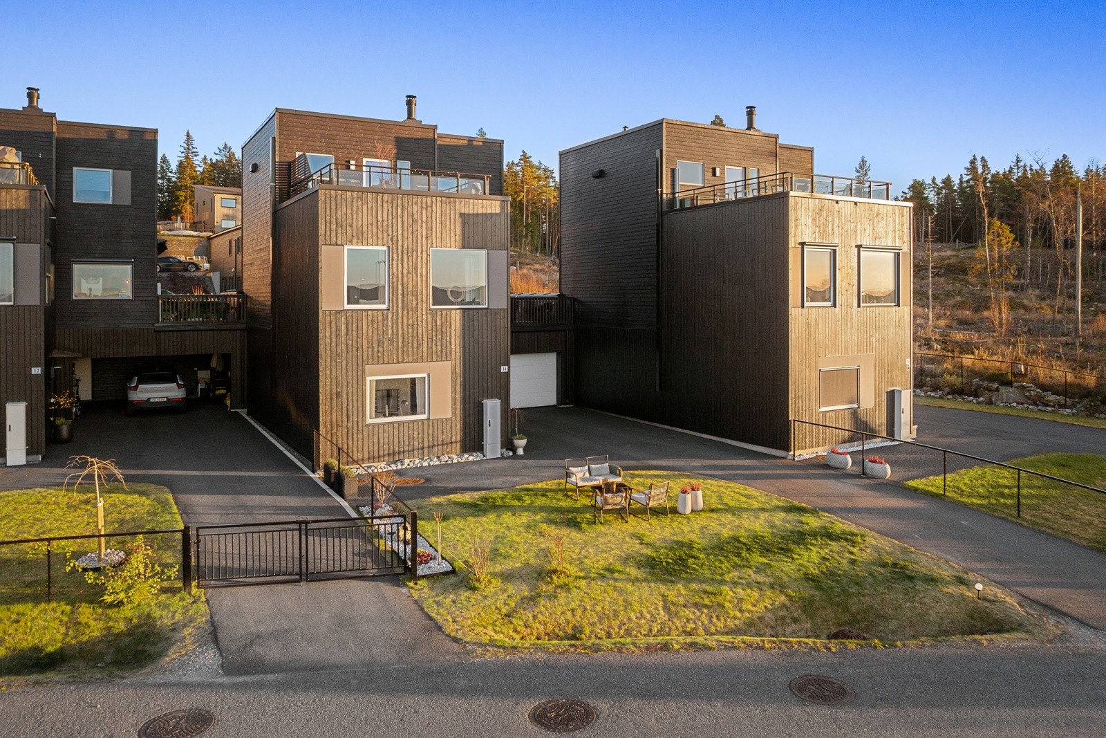 Innerst i skjermet blindvei, med god parkering både på egen gårdsplass og i stor dobbelgarasje. Galleribilde