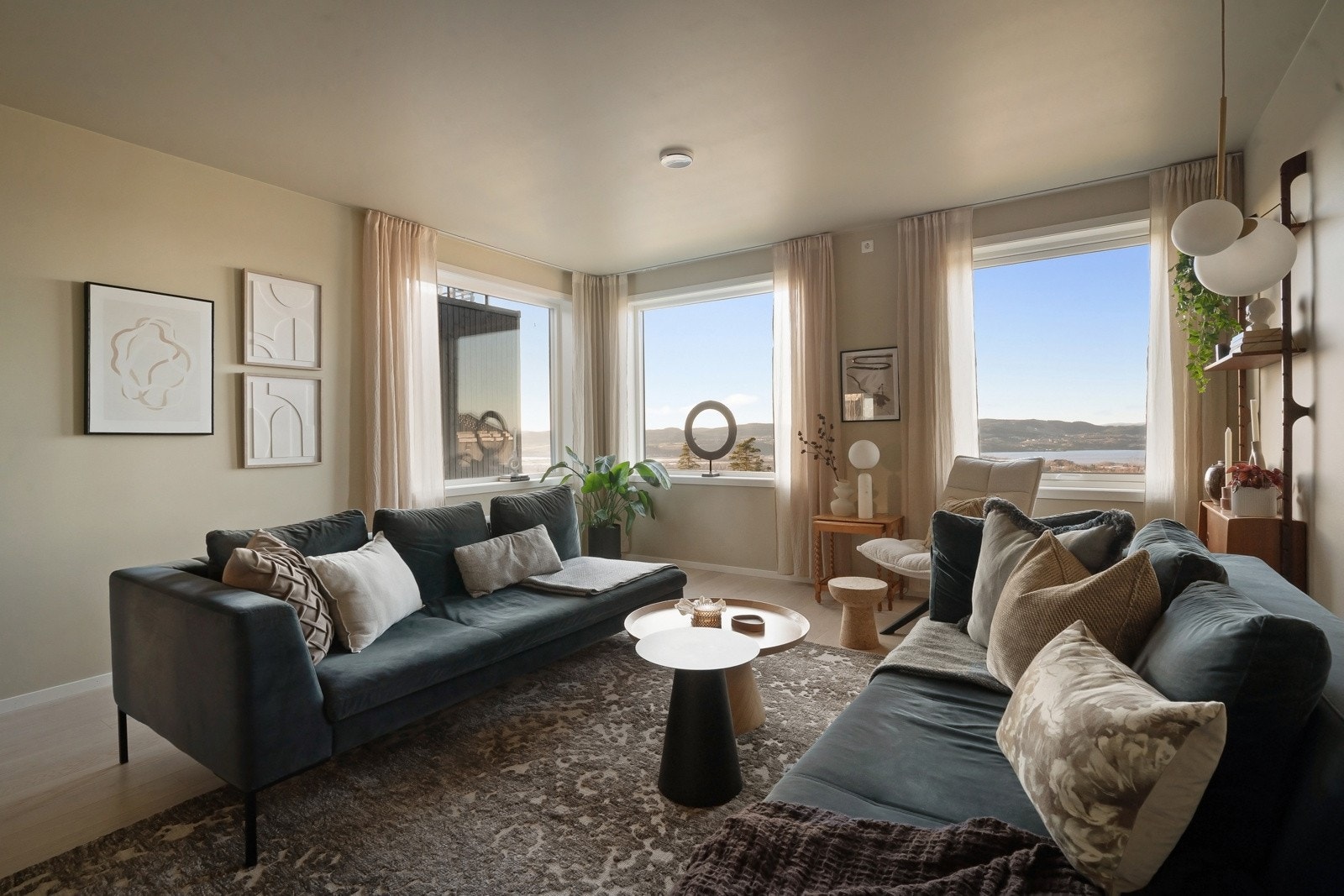 Romslig stue med god plass til generøs salong og møblering i flere soner. Galleribilde