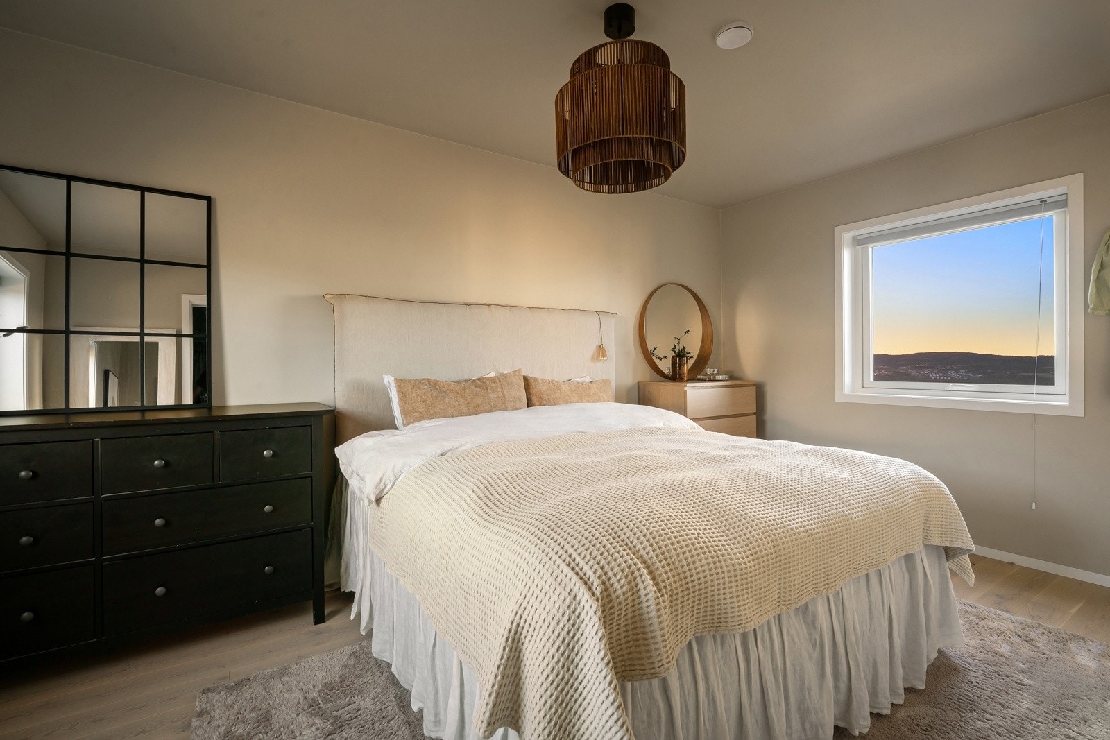 Stort hovedsoverom med direkte tilgang til eget garderoberom. Galleribilde