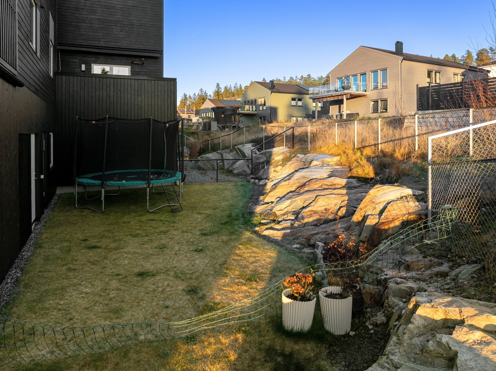 Brukervennlig hage bak huset. Galleribilde