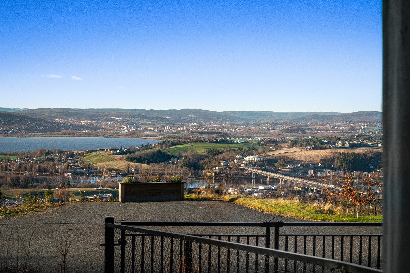 Det er uberørt, fantastisk utsikt også fra hagen. Galleribilde