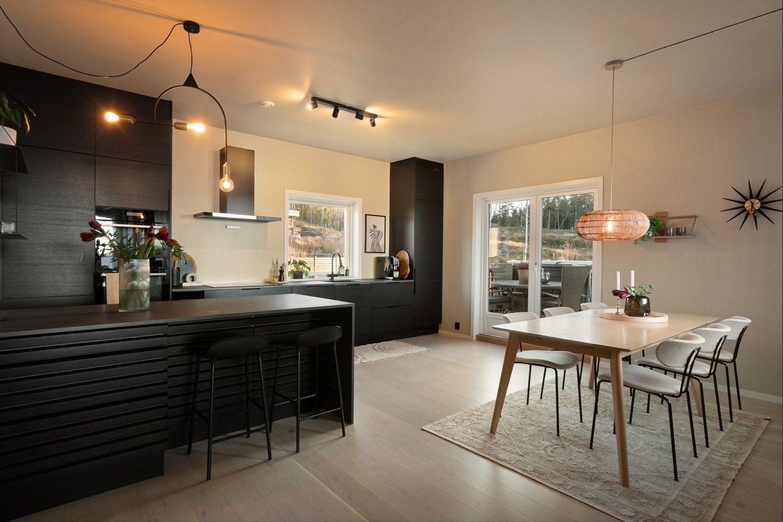 Stilrent kjøkken fra HTH, rikt utstyrt med integrerte hvitevarer inkl. vinskap. Galleribilde