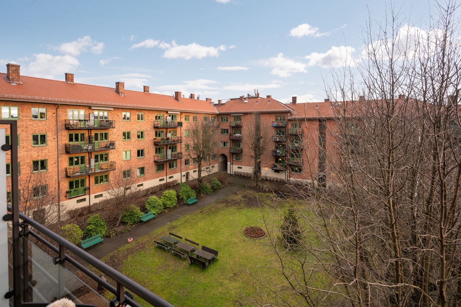 Fra leiligheten har du hyggelig utsikt til en pent opparbeidet bakgård. Galleribilde