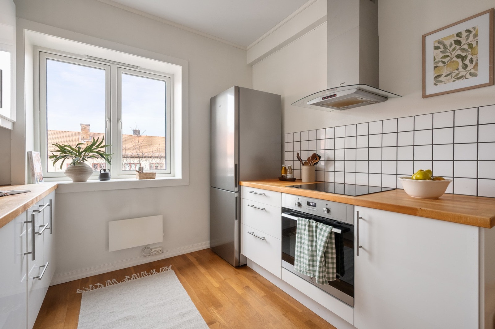 Kjøkkenet har integrerte hvitevarer som oppvaskmaskin fra Ikea, stekeovn fra Electrolux, platetopp (ukjent
merke) og veggmontert avtrekksvifte med kullfilter fra Gorenje samt
opplegg for frittstående kjøl/frys. Galleribilde