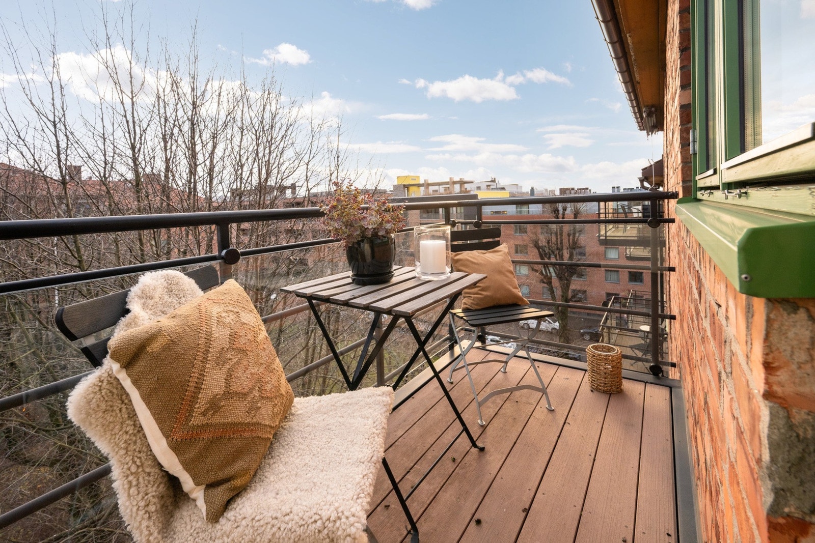 Balkongen er sydøst vendt og har sol fra tidlig morgen til ca. 15:30 sommerhalvåret. Galleribilde