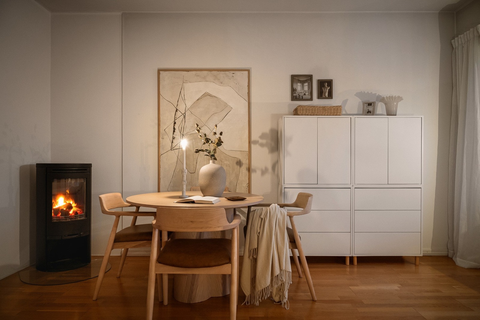 I hjørnet av stuen er det peisovn som varmer effektivt på kalde høst- og vinterdager. Galleribilde