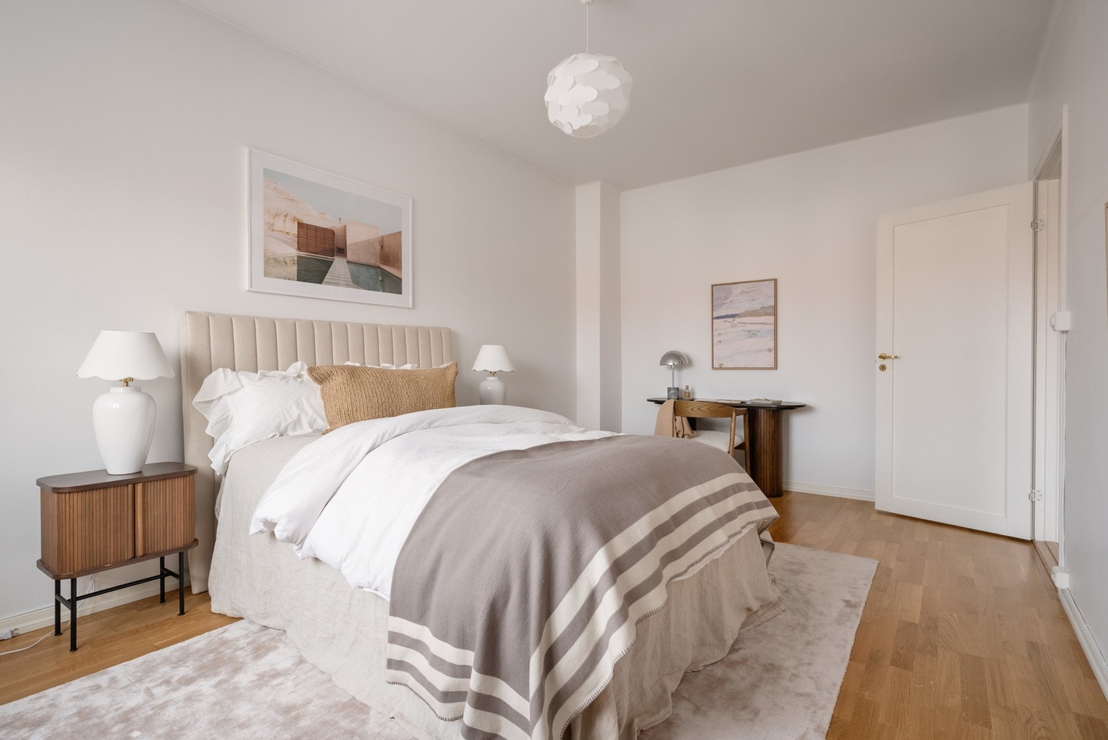 Stort soverom med god plass til dobbeltseng og nattbord på hver side. Galleribilde