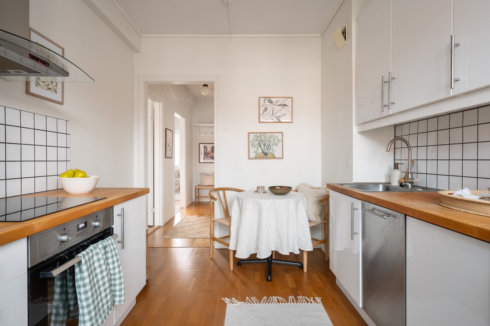 Kjøkkenet har plass til spisebord. Galleribilde