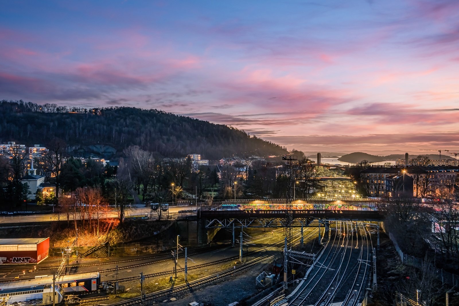 Fantastisk utsikt mot Oslofjorden til høyre og Ekebergåsen til venstre. Galleribilde