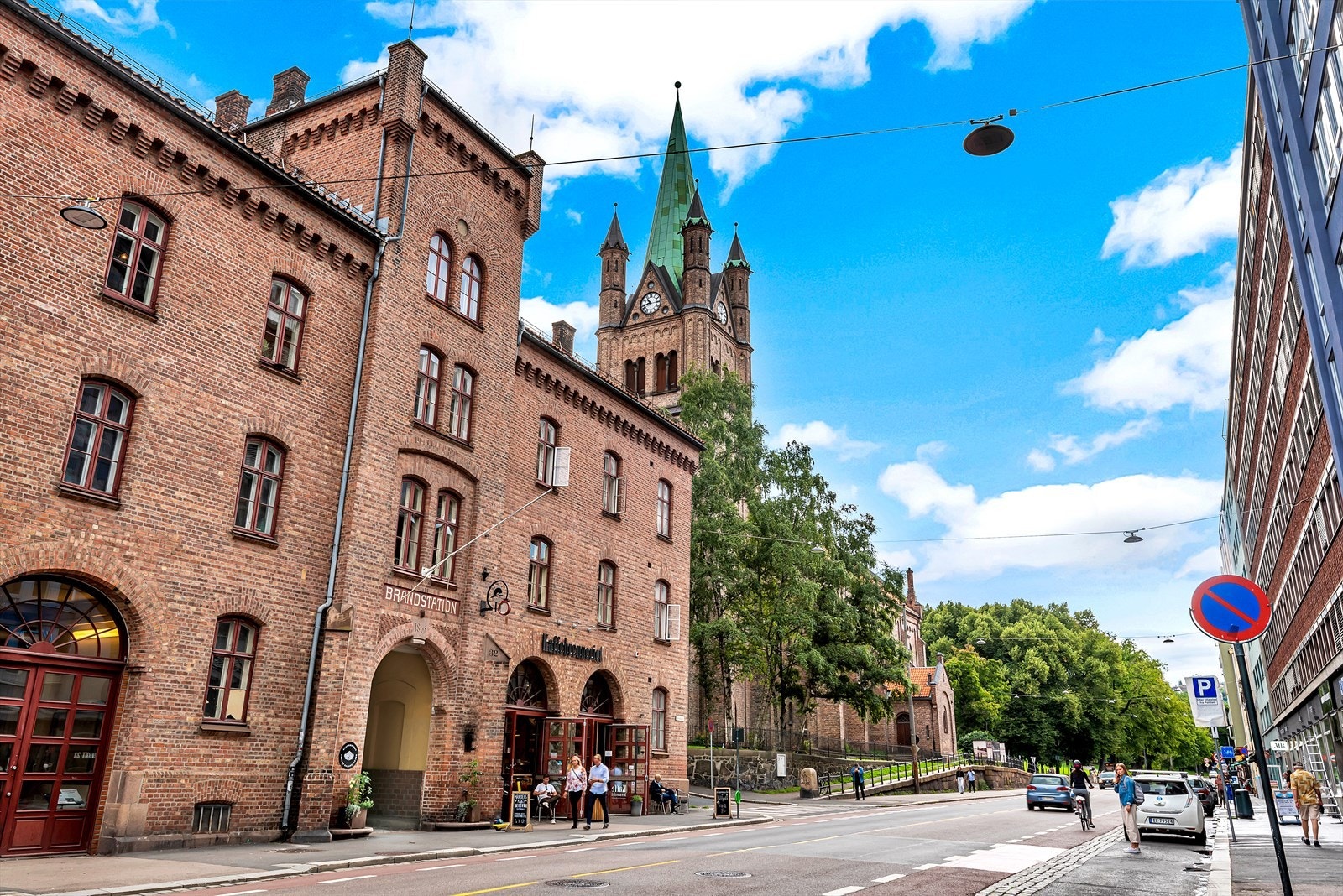 En kort spasertur unna ligger flere koselige kafeér, spisesteder og dagligvarebutikker. Galleribilde