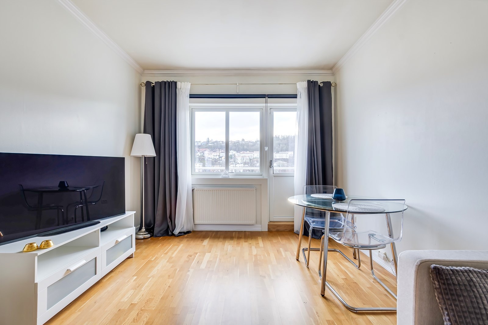 Leiligheten har en praktisk og gjennomgående planløsning med store vindusflater. Galleribilde