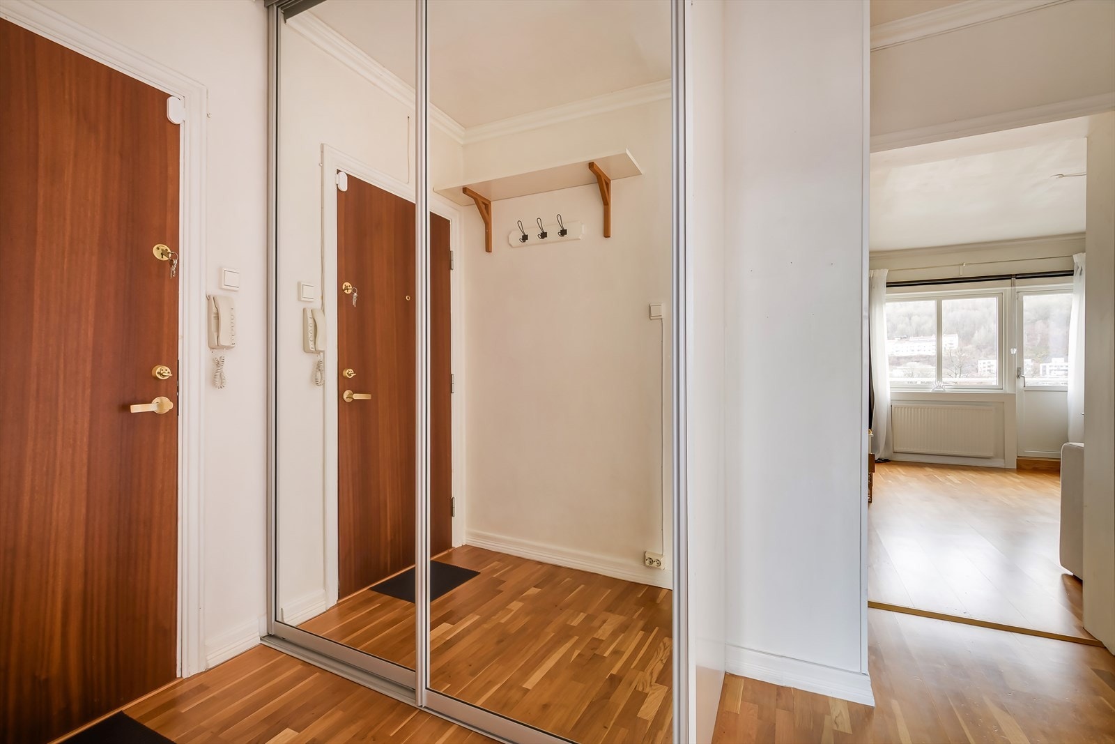 Vel inne møter du en innbydende og stilren entré med god plass til å henge fra seg yttertøy i stor skyvedørsgarderobe. Galleribilde