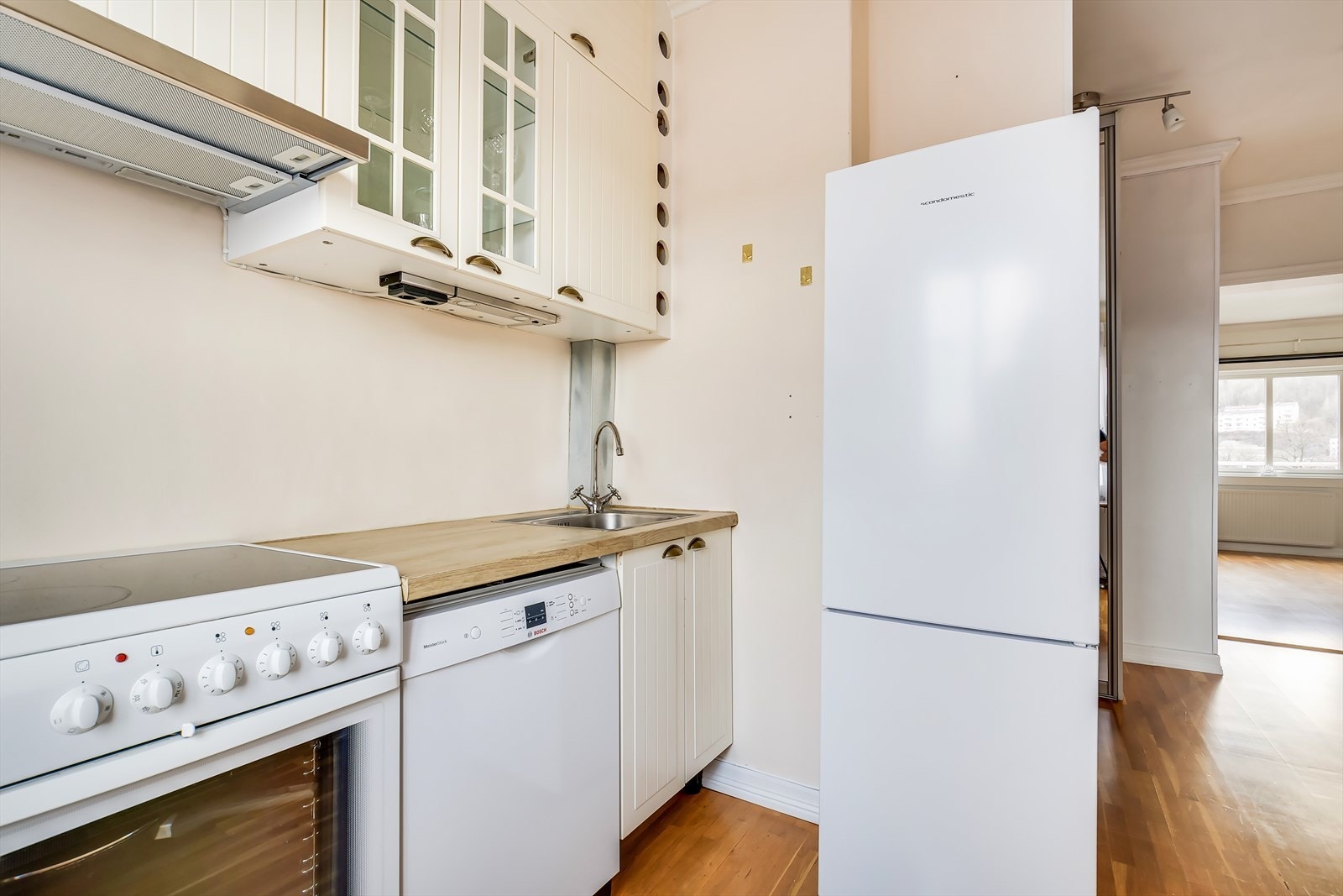 Alle hvitevarer på kjøkken med unntak av kaffemaskin medfølger handelen. Galleribilde