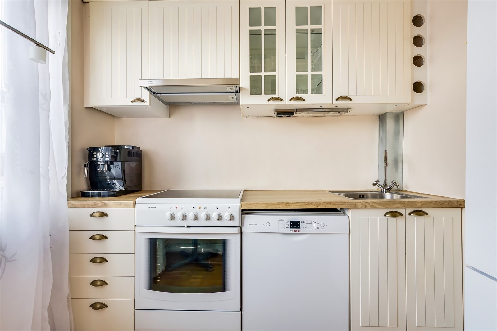 Kjøkken (2005) med profilerte fronter og laminat benkeplate. Galleribilde