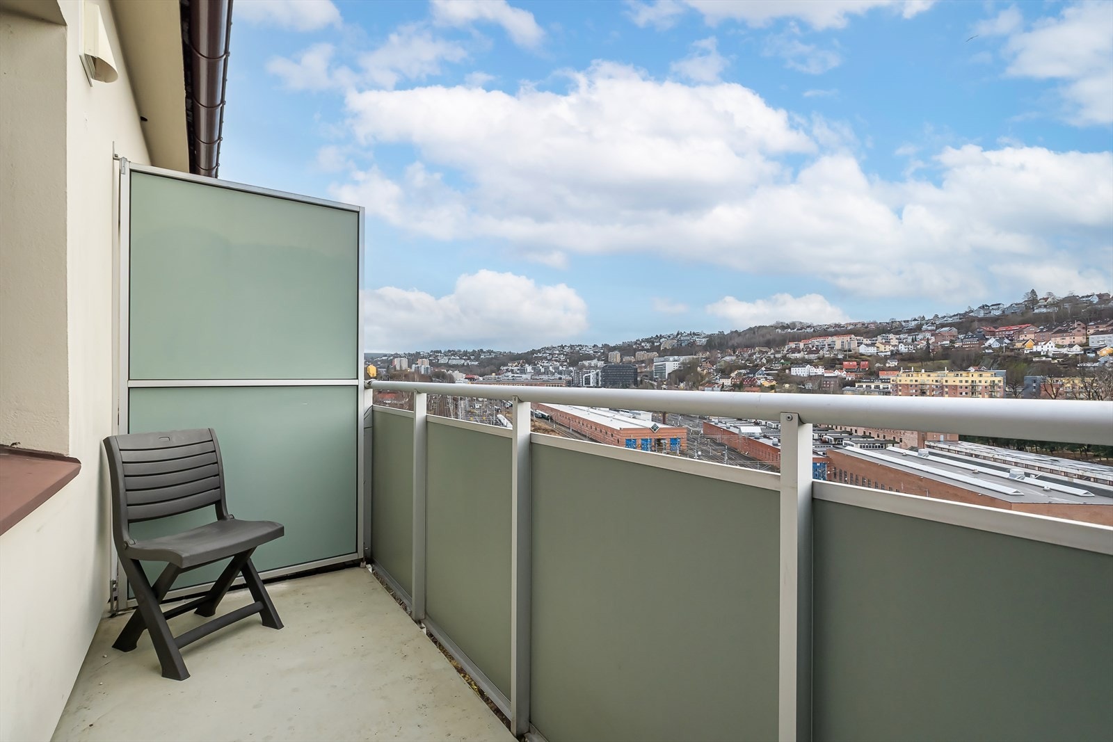 Utgang fra stue til sydøstvendt balkong på 4 kvm med gode solforhold og fantastisk utsikt. Galleribilde