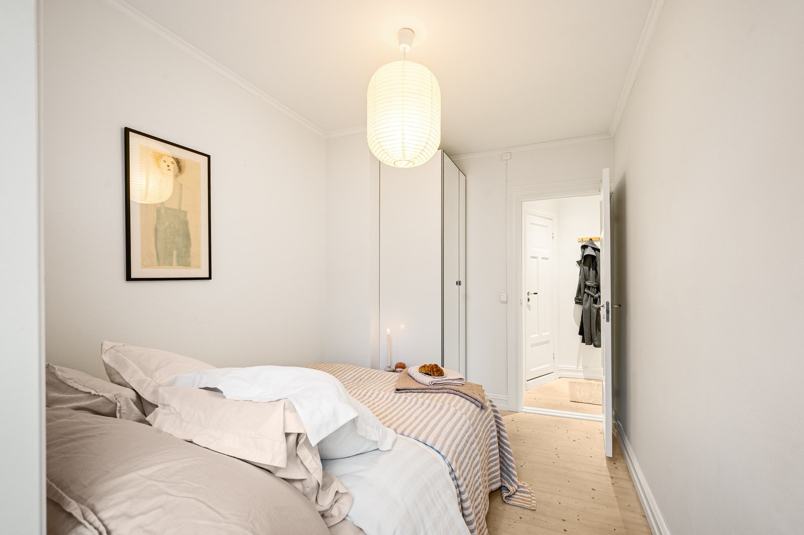 Det er også god oppbevaringsplass i et romslig garderobeskap. Galleribilde