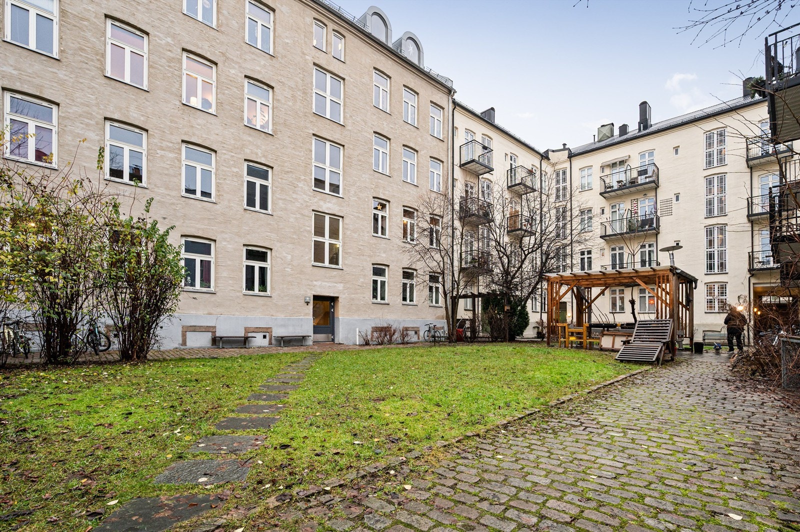 Leiligheten har en svært sentral og attraktiv beliggenhet på Fredensborg, et rolig og tilbaketrukket område midt mellom St. Hanshaugen, Grünerløkka og Oslo sentrum. Galleribilde