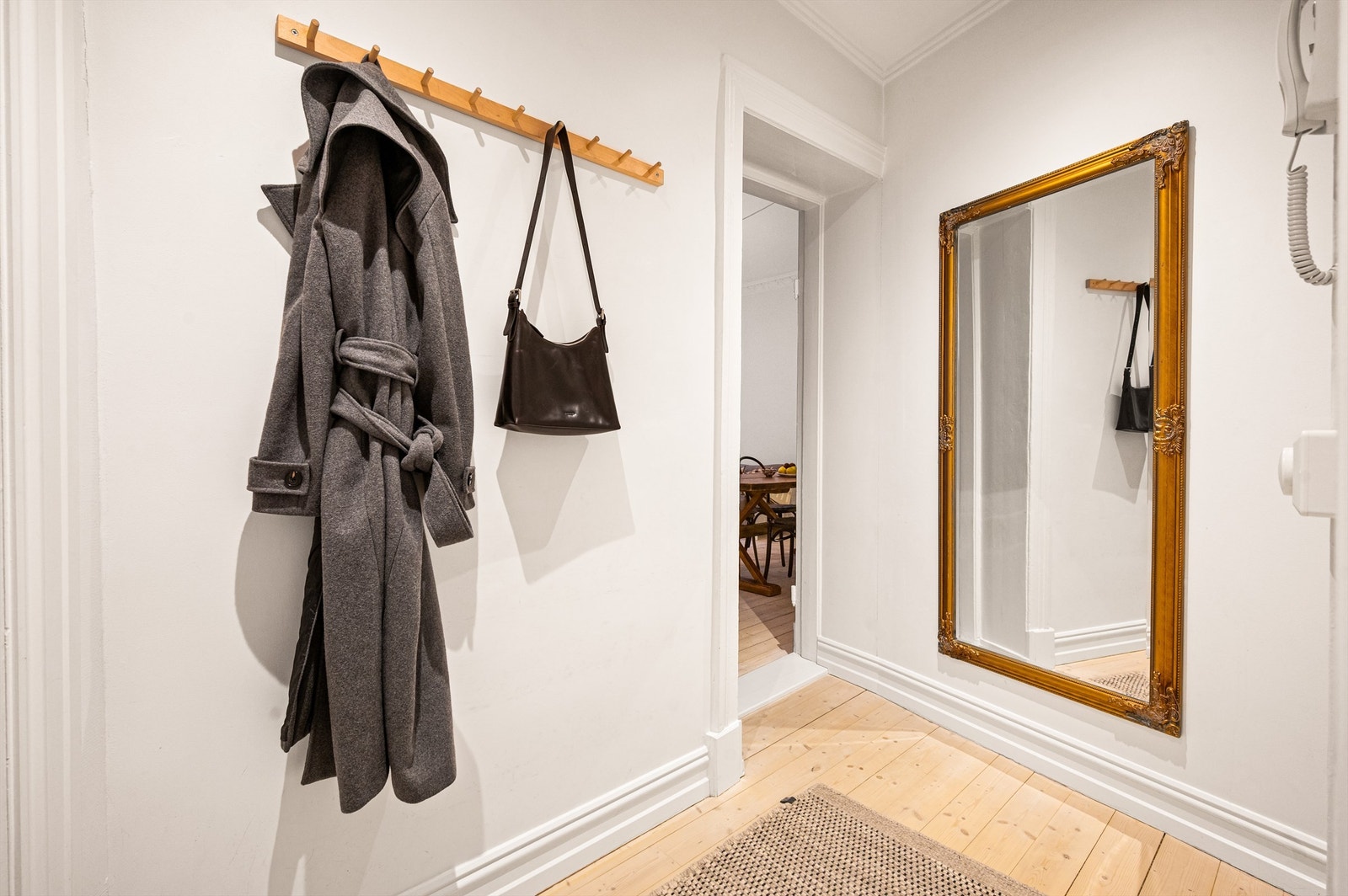 Velkommen inn! Leilighetens entré er lys og innbydende og gir et godt førsteinntrykk av boligen. Galleribilde