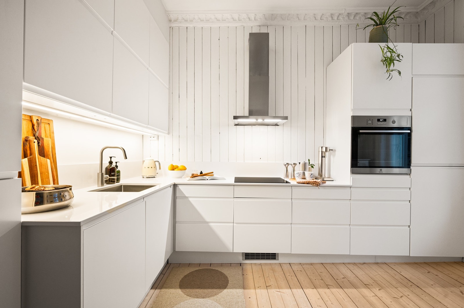 Det er rikelig med oppbevaringsplass i både skuffer og skap. Den gode benkeplassen gjør matlagingen enkel. Galleribilde