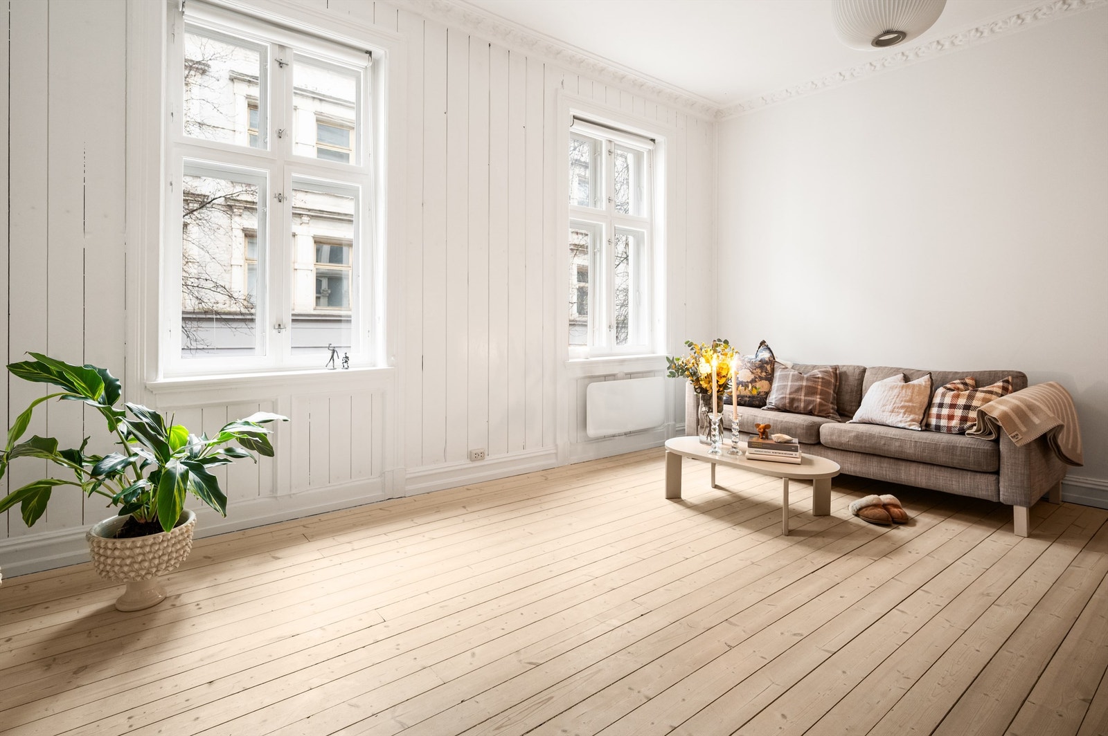 Den gode takhøyden kombinert med store vindusflater sørger for en lys og luftig atmosfære. Galleribilde