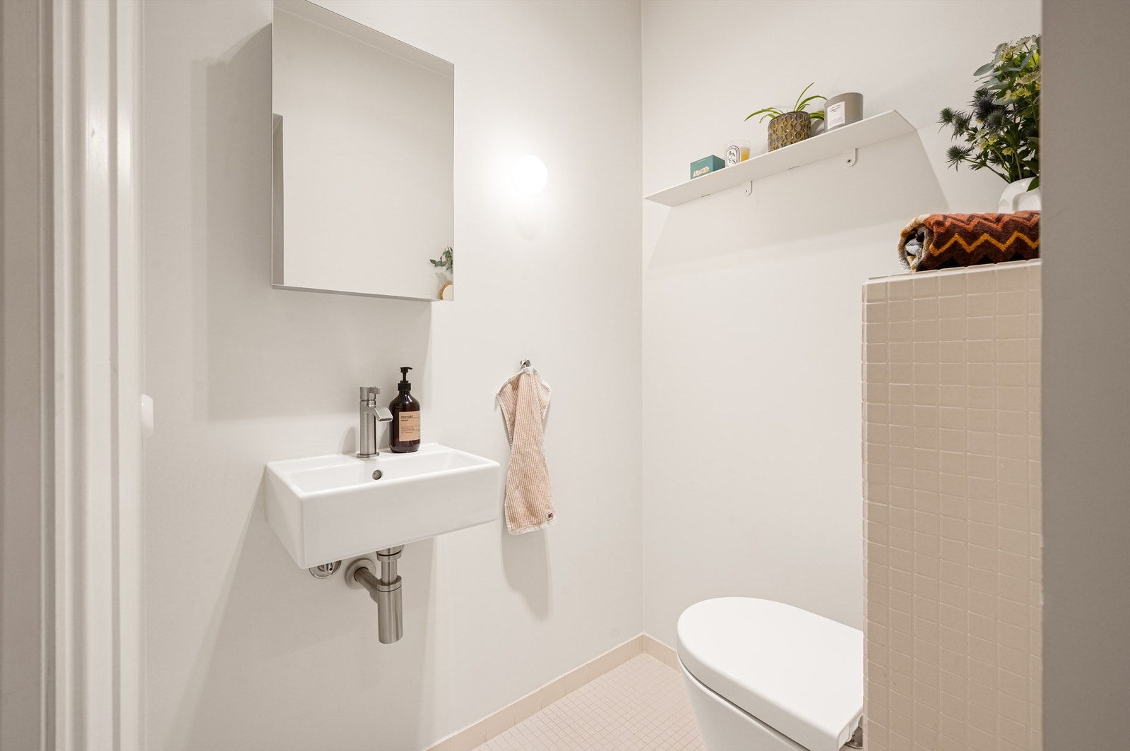 Lekkert og moderne bad renovert i 2022. Badet har flislagt gulv og vegger. Elektrisk varme i gulvet sørger for en behagelig start på dagen. Galleribilde