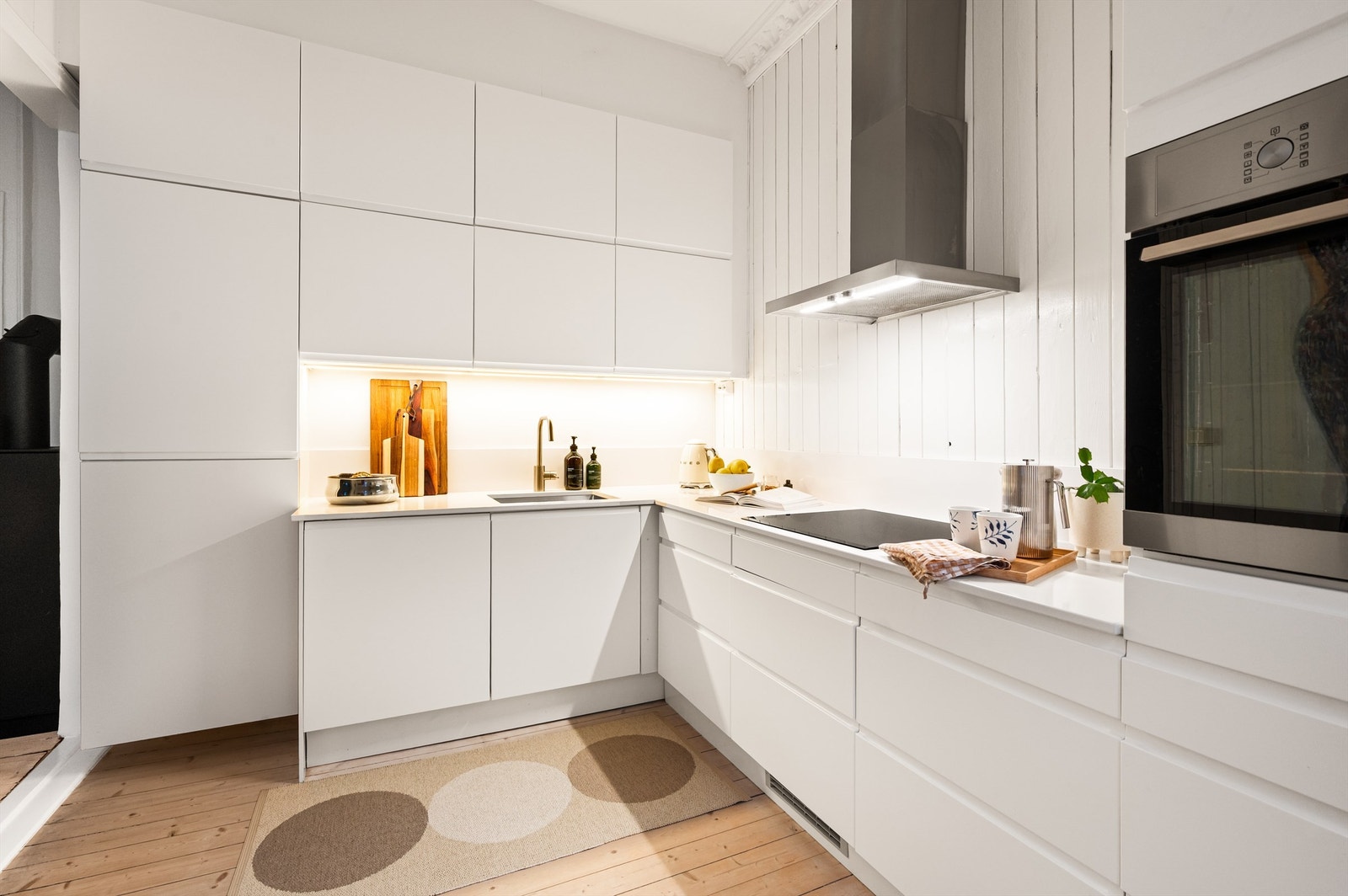 Integrerte hvitevarer inkluderer platetopp, stekeovn, oppvaskmaskin og kjøl-/fryseskap. Galleribilde