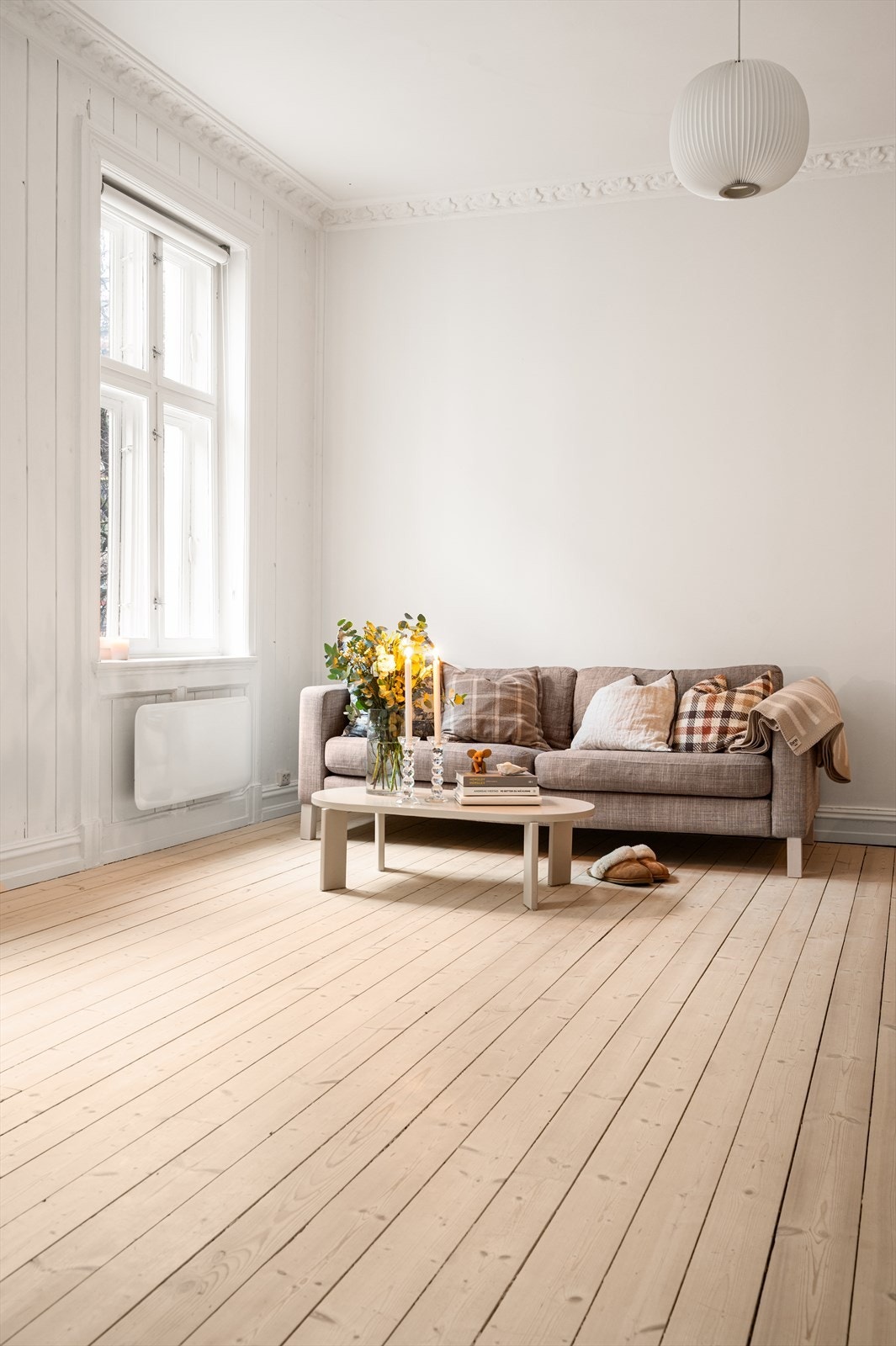 Leiligheten har klassiske detaljer, med tregulv, stukkatur og rosett. Galleribilde